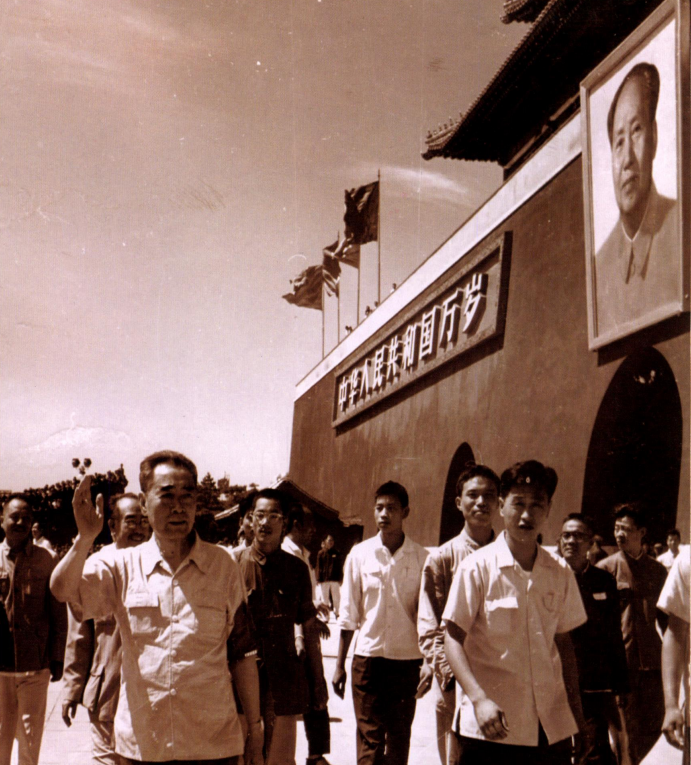 1950年，毛主席新画像挂上天安门，北京市民：怎么只有一只耳朵？
