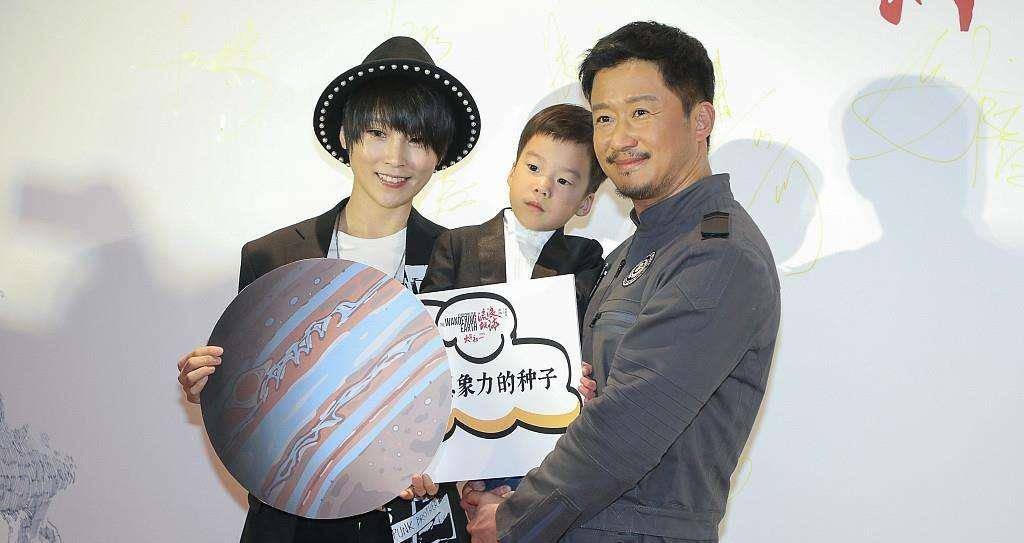 早在《流浪地球》的首映礼上,吴京怀抱儿子"无所谓"上台宣传时的照片