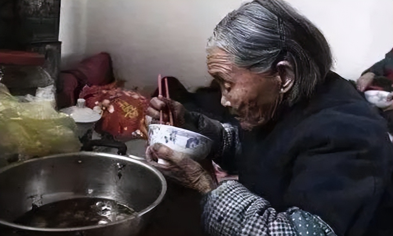湖北一92岁母亲，怕三个瘫痪儿子挨饿，临终前拼命攒下1000斤粮食