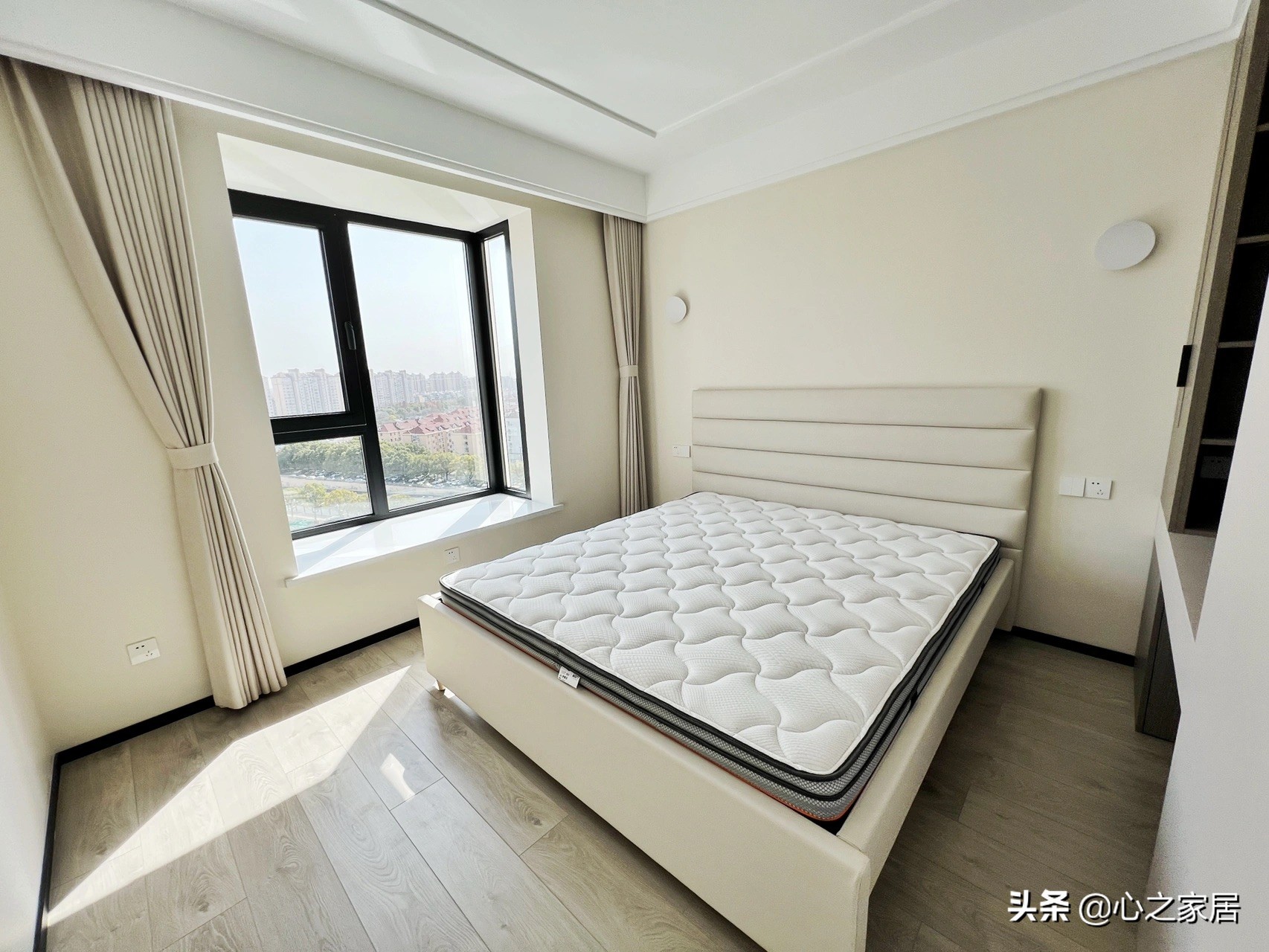 80㎡两室两卫装修的简约别致，空间利用充实，主卧衣帽间独特时尚