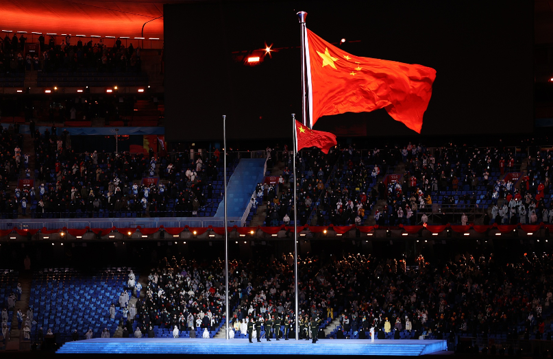 太美了吧！北京冬季奥运会开幕式：冰脚带狮子舞队登场，会场悬挂国旗。