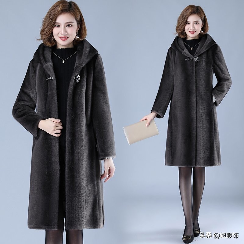 过年回家时，送给妈妈几款洋气保暖的大衣外套，让她心里美滋滋的
