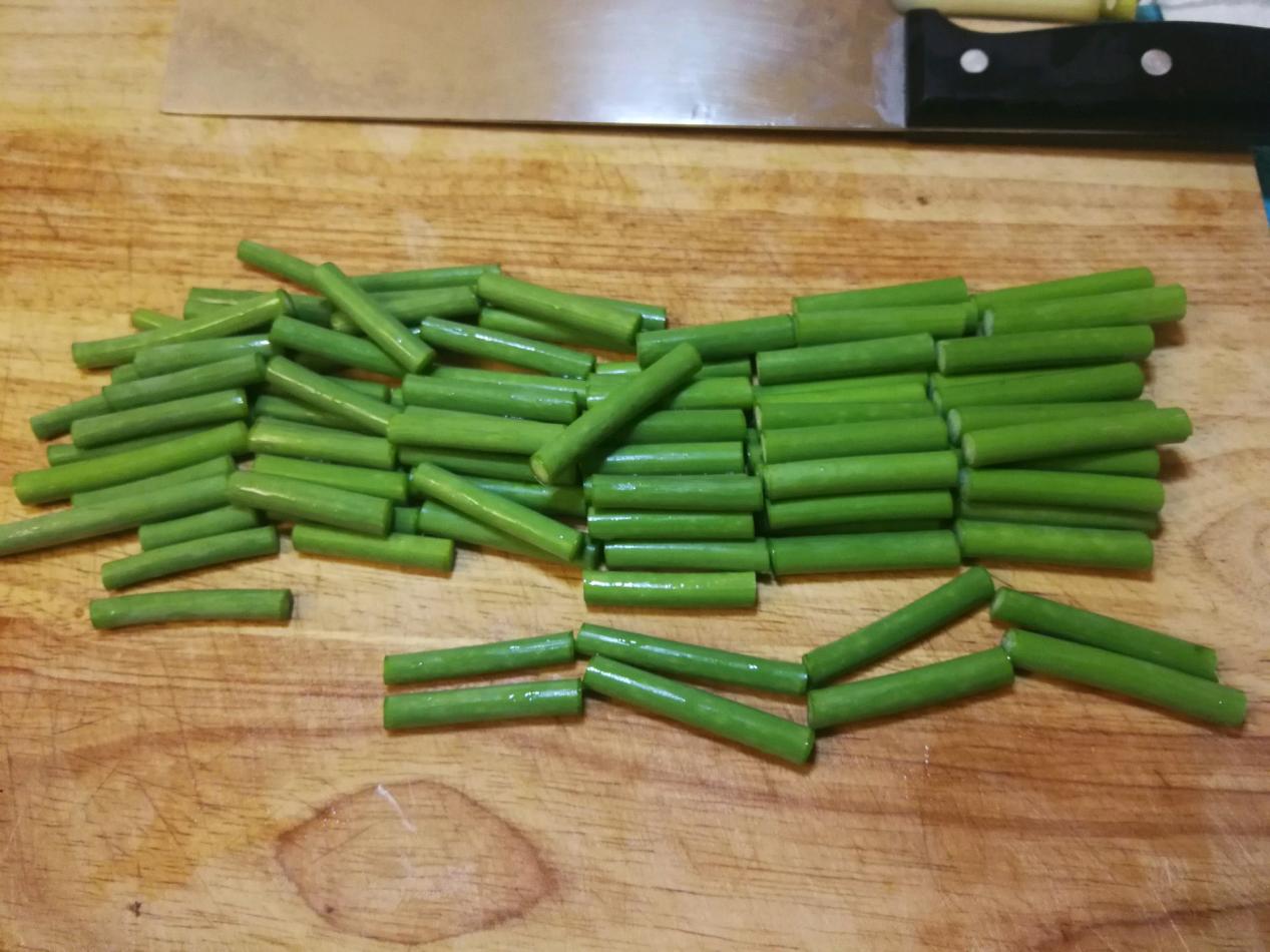 蒜薹炒腊肉制作方法（教你做咸香下饭的家常版蒜苔炒腊肉）
