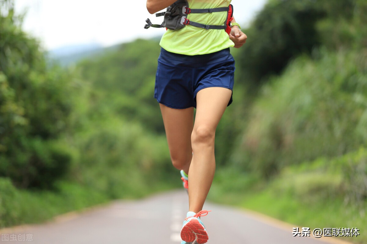 跑步的好处长期坚持有13个益处(坚持跑步，这4个好处“收入囊中”，跑前还需注意这2点)