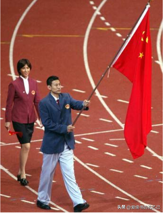 江苏男篮主教练李楠简历（小李飞刀李楠：婚礼请歌手李楠唱歌，和妻子早恋，儿子已2米19）