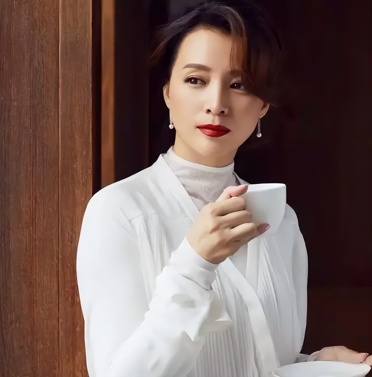 董卿:与程前同居6年分手,嫁富豪被疑是"小三",赴美生子被骂