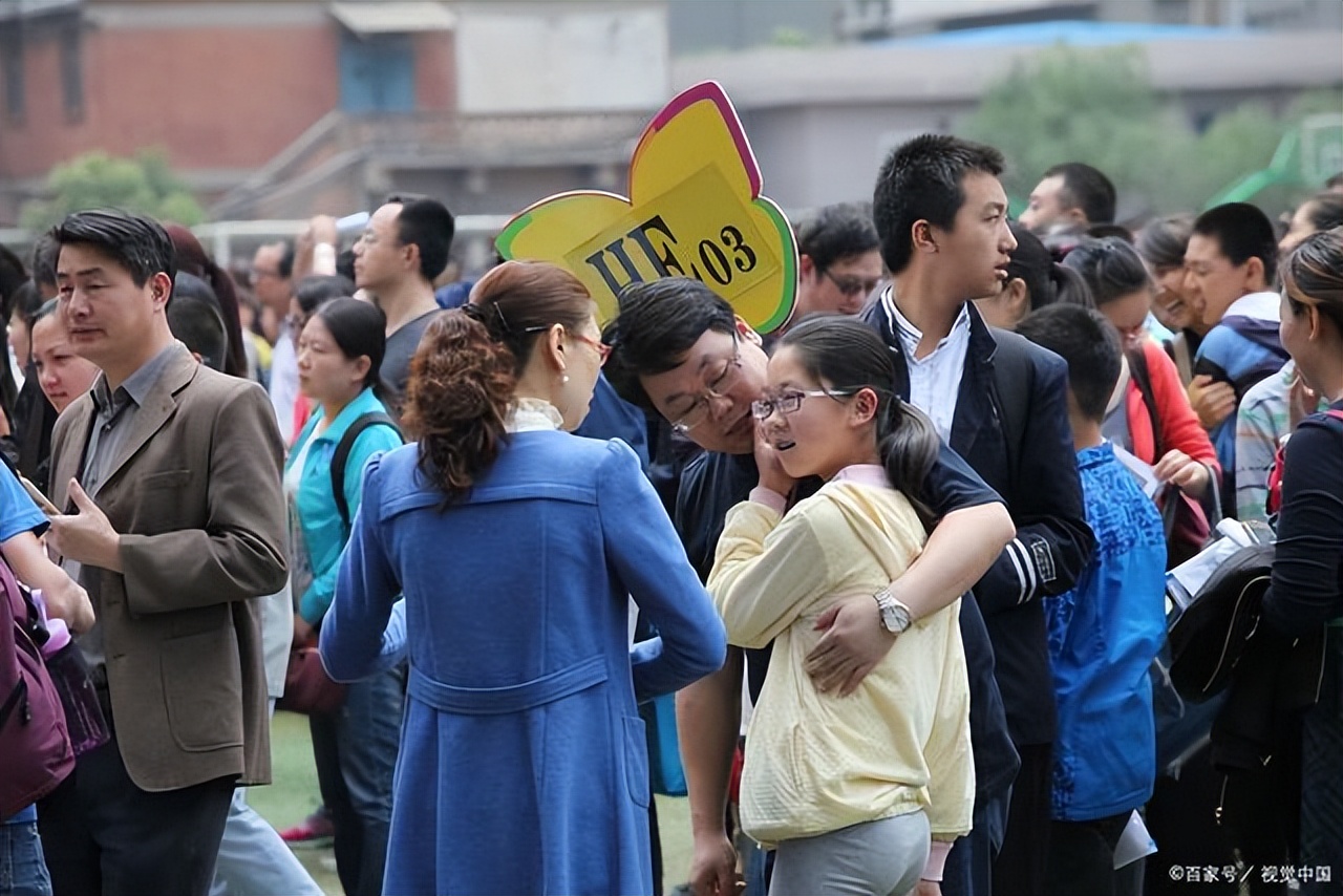 北关区有个建业学校,共招生300人.