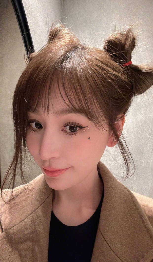 王心凌扎蝴蝶结丸子头俏皮可爱 妆容精致甜度满分