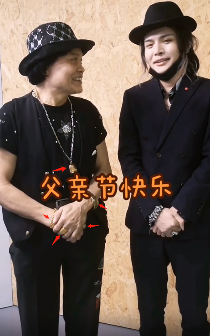 港星八两金长居内地！戴5件金器出镜显阔气，27岁儿子被赞很帅气