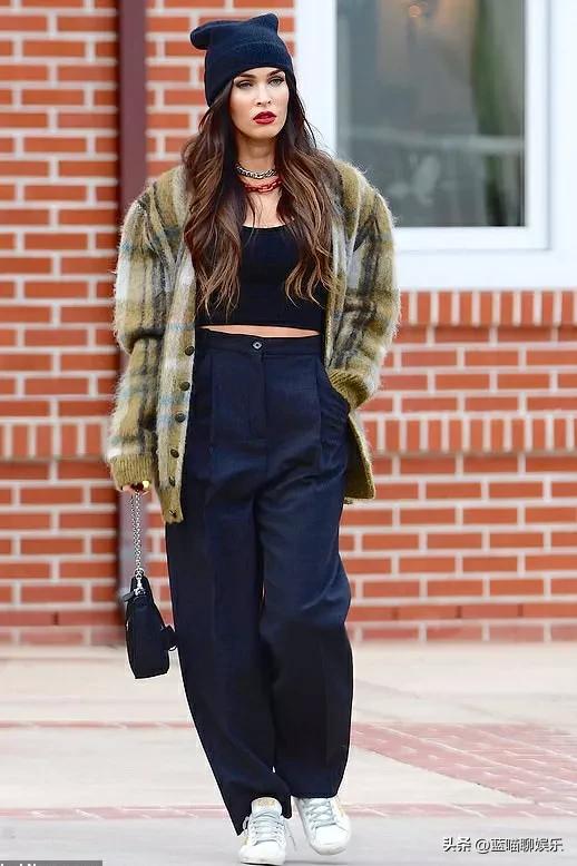 性感女神梅根·福克斯秋季舒适套装：最受欢迎的帽子和厚底靴