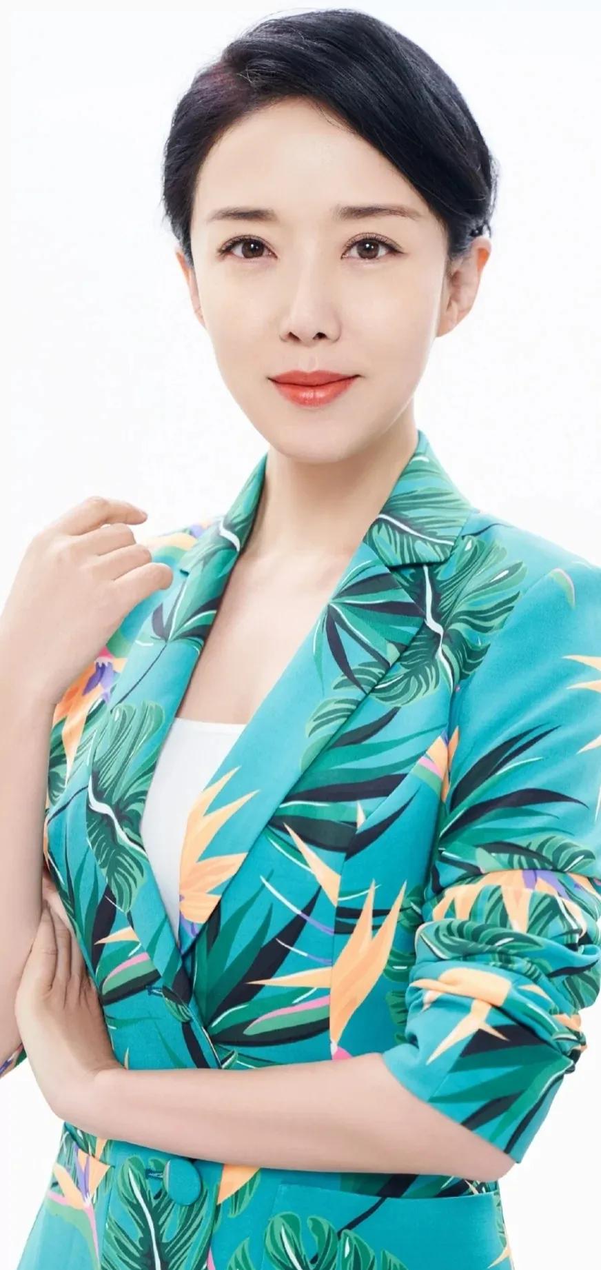 颜丹晨温柔对自己，打败时间，时尚又有女人味的美图合集