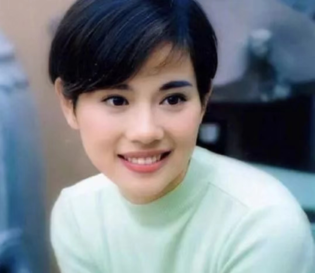 至于在说到陈松伶的时候,近年来的她也很少活跃在幕前,不过长居内地的