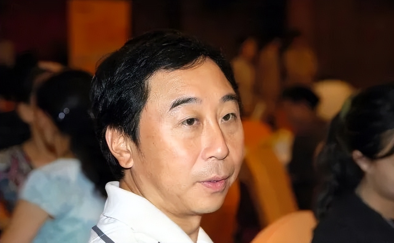 事实证明,65岁的冯巩已经走上另一条大道