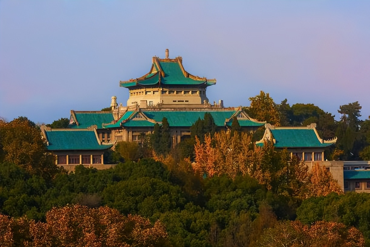 武汉大学校花火了，颜值出众，身材傲人，网友：复读百天上武大