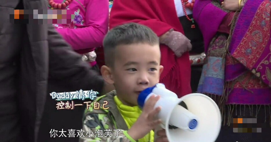 刘畊宏晒爸爸5聚会照，春哥一手抱Jasper一手抱小泡芙，笑容满足