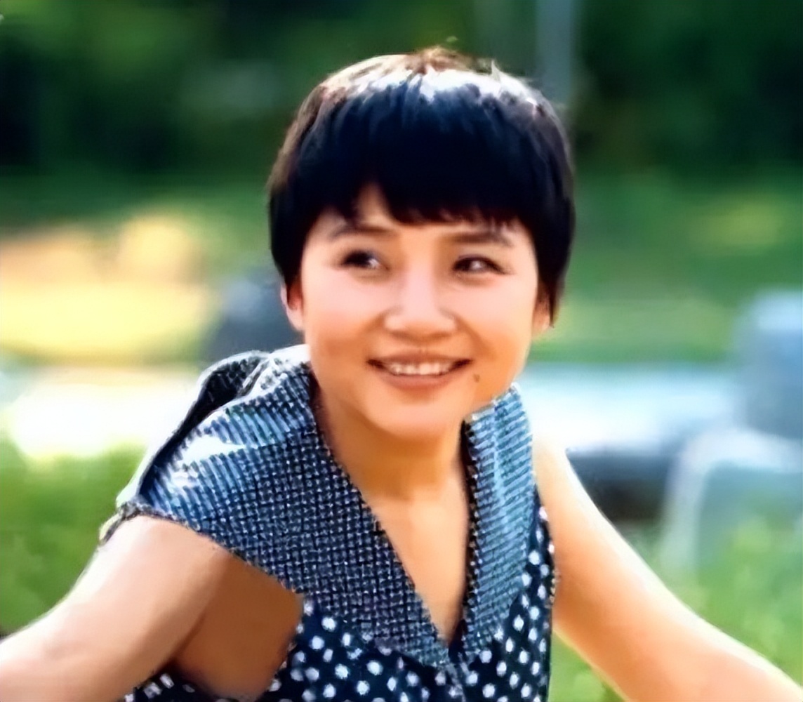 “一代歌后”李娜，巅峰时期力压韩红，为何削发为尼选择出家？