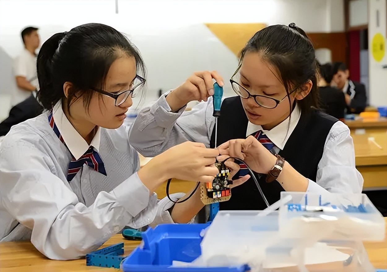 上海发布“新消息”，中高考全部延期，网友却对此提出两个疑问