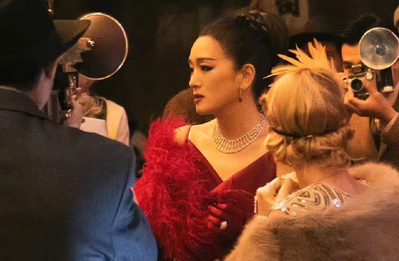 56岁巩俐久违拍广告大片！穿貂裙化身飒气女王，国际范真不容小觑