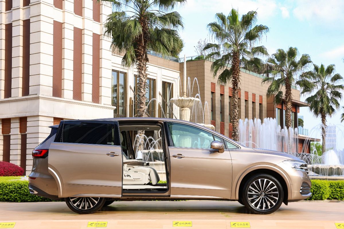 更好看，更好坐，也更好开 试驾豪华大7座MPV新威然