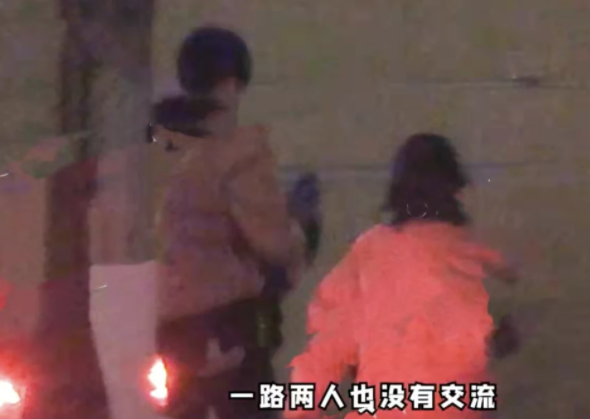 焉栩嘉新女友疑似张子枫！两人穿情侣装被拍，去年10月已被曝恋爱