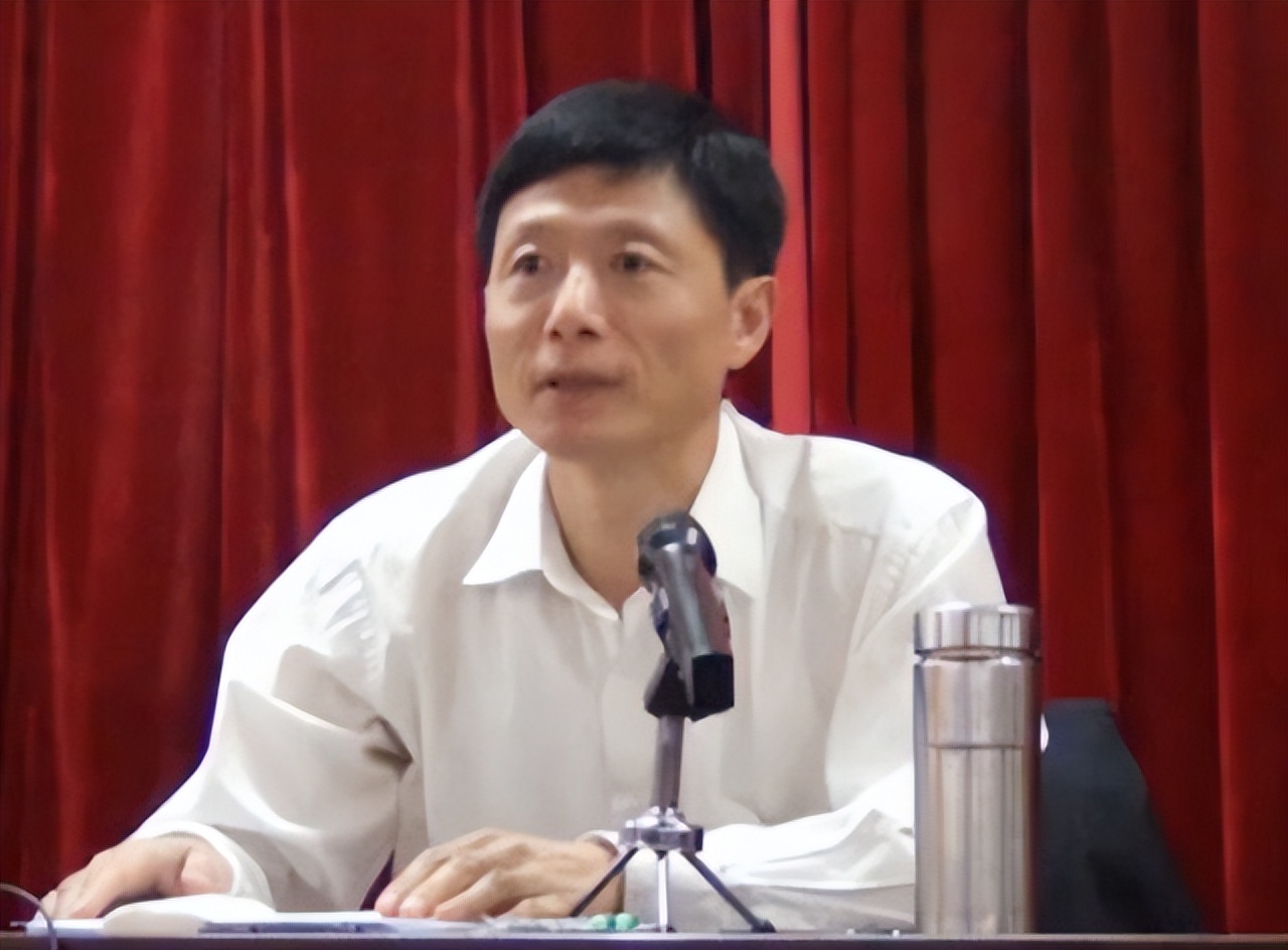 2014年艾跃进确诊胃癌，胃部被切掉4分之1，仍不愿意离开讲台