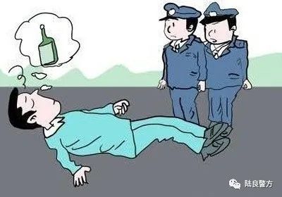 陆良民警及时救助寒风中酣睡的醉酒男子