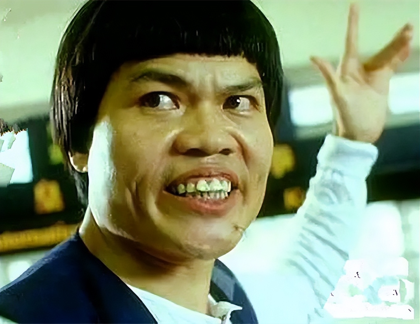 港星八两金长居内地！戴5件金器出镜显阔气，27岁儿子被赞很帅气