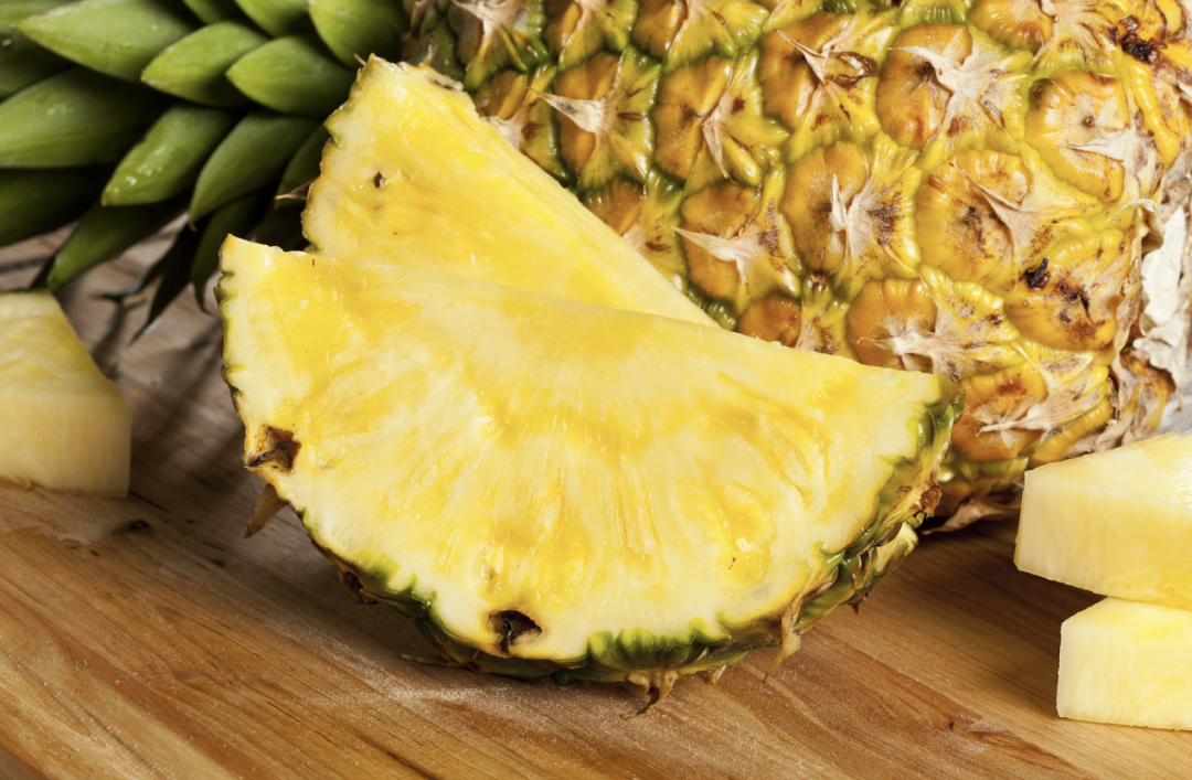 吃菠萝舌头刺痛是什么原因，盐水泡菠萝可以杀毒吗？