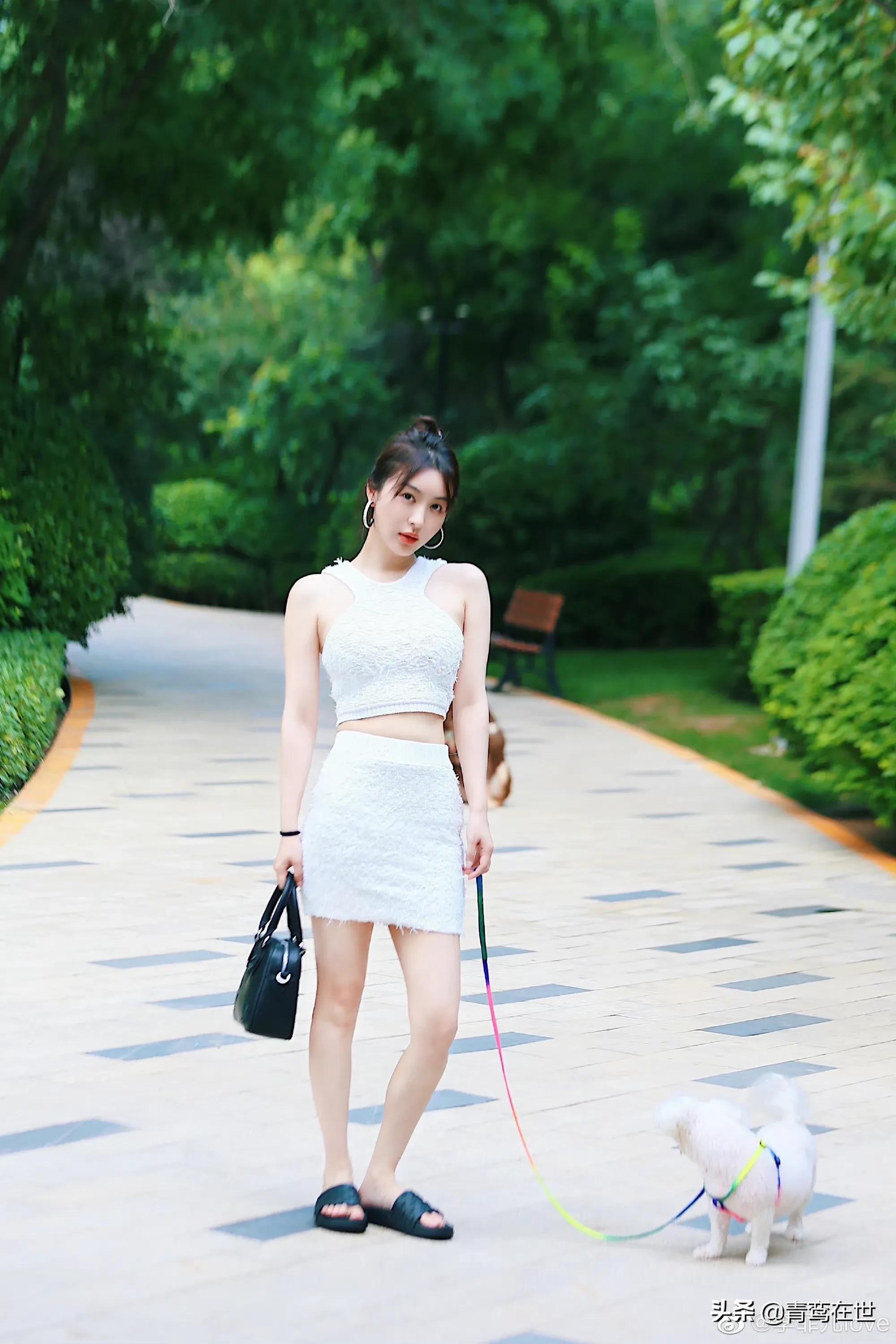 李菲儿应该换摄影师了，最近的照片都显矮