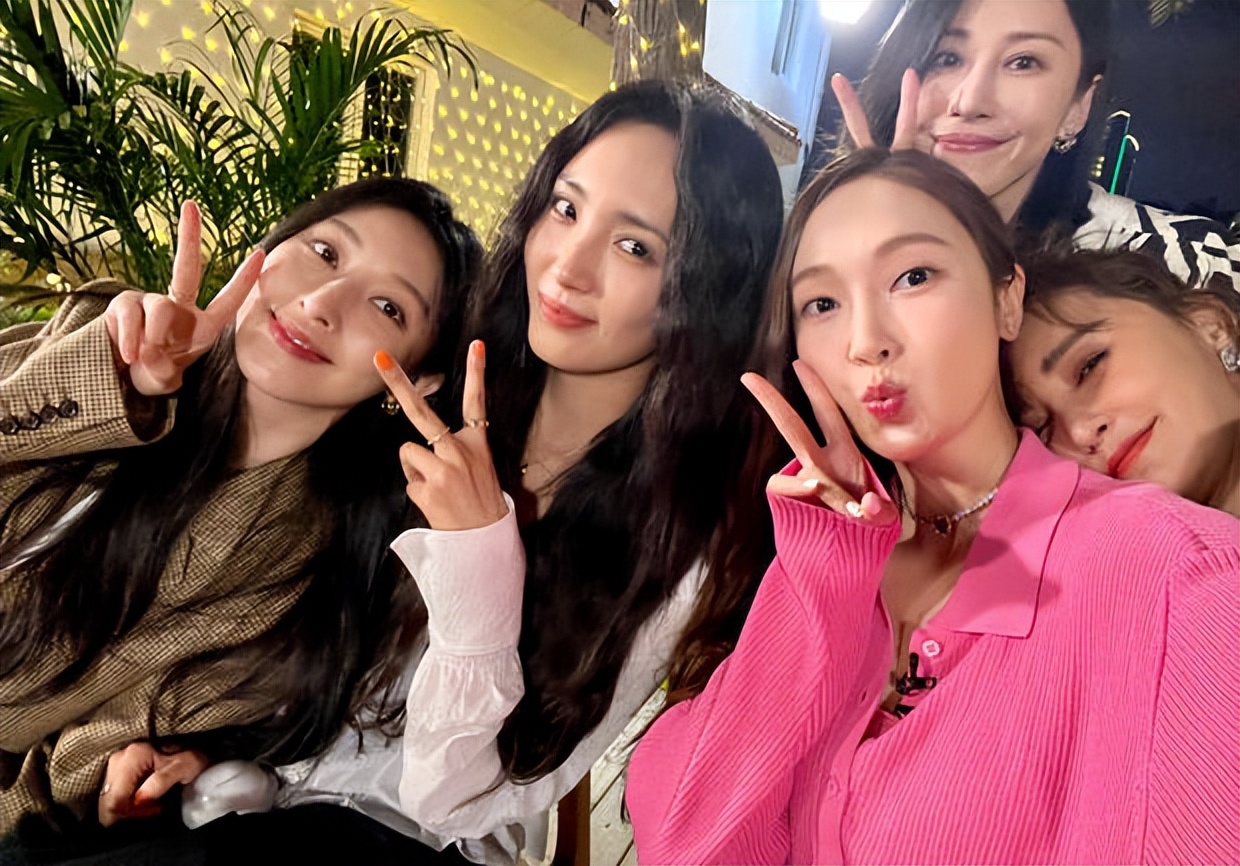 郑秀妍晒张歆艺王紫璇等人合照 嘟嘴卖萌超可爱