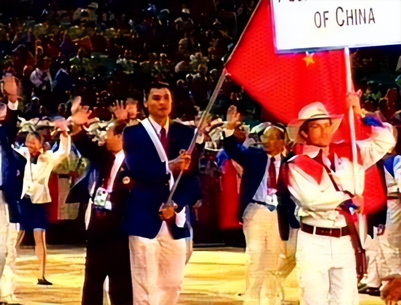 历届奥运会开幕式的中国旗手，两人两次；也有女队员；有的不熟悉
