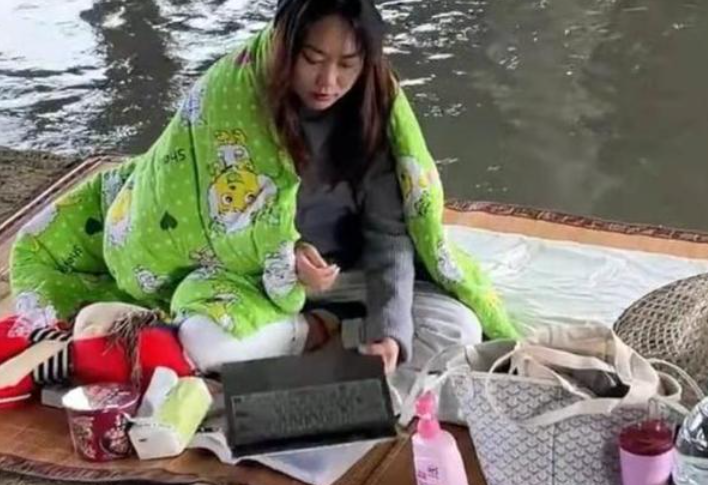 女大学生穿戴整洁睡桥底，抱着电脑专心工作，网友：“戏精”上身