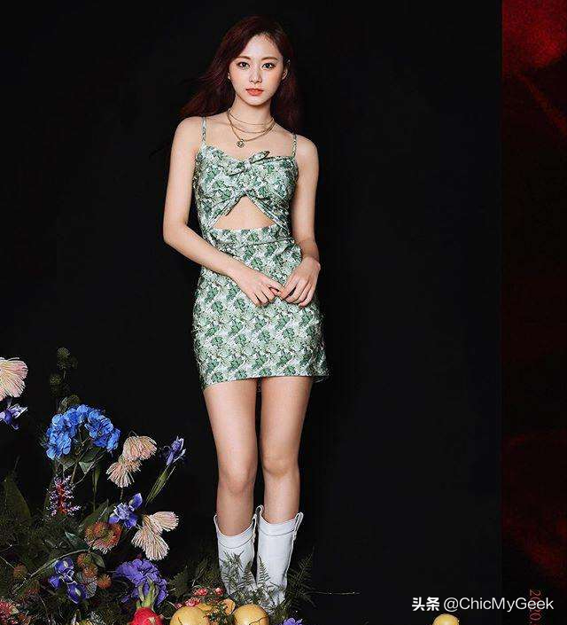 172cm的周子瑜也有着傲人的长腿,与同团团员站在一起时也特别突出