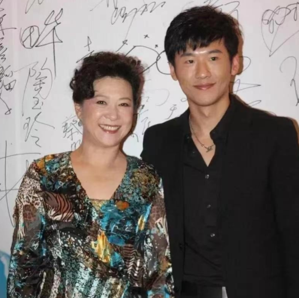 演员王骁:40岁走红,娶平凡妻子生一女,是母亲王馥荔的骄傲