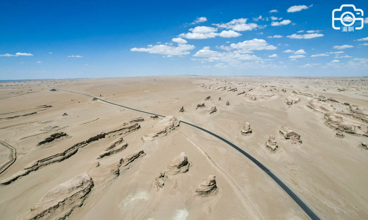 青海戈壁滩上惊现奇特建筑,形似外星人基地,周围全是无人区