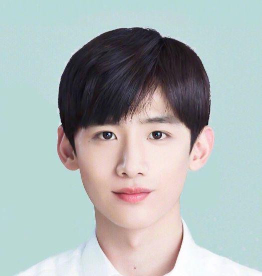 10位陆剧男星证件照,肖战,杨洋长得超精致,宋威龙从小帅到大