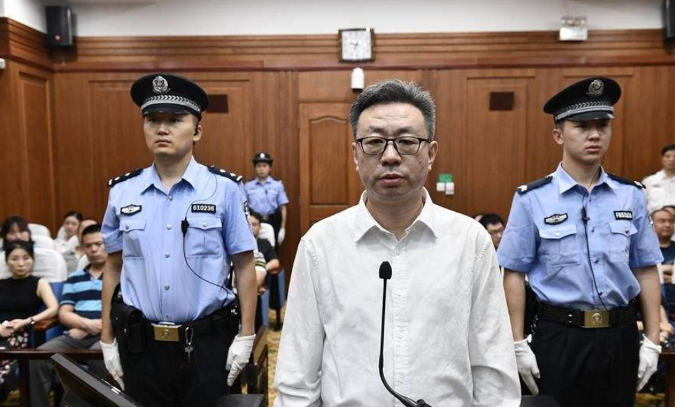 陕西前首富落马记，靠豆腐发家，十年买8个煤矿，送村民60套别墅