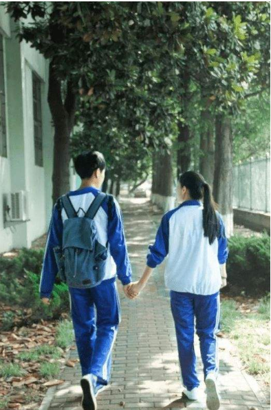 高三男生被女生约看电影，男生父亲激动偷听：我家“猪”有着落了