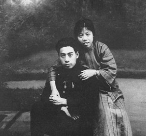 忠贞者邓颖超：青年时期的她有多优秀？她与周总理如何走到一起？