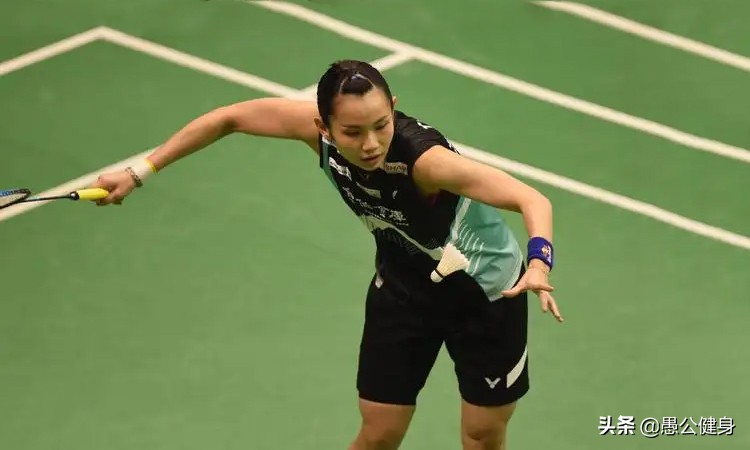 打羽毛球右手变粗怎么办（打羽毛球手臂会变粗吗？）