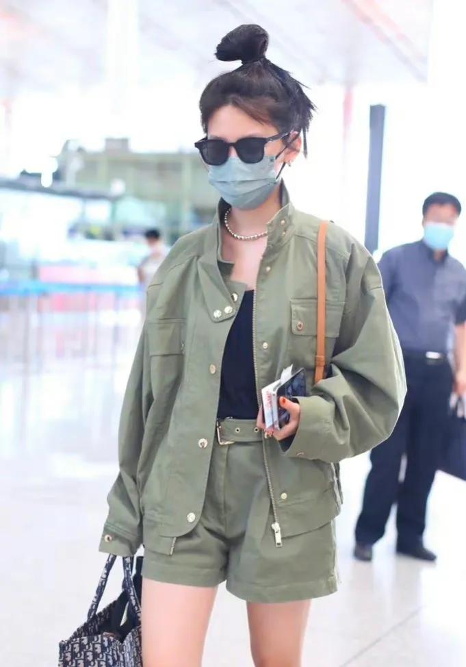 章若楠机场私服秀，军绿色套装，扎着独有的丸子头，又潮又可爱