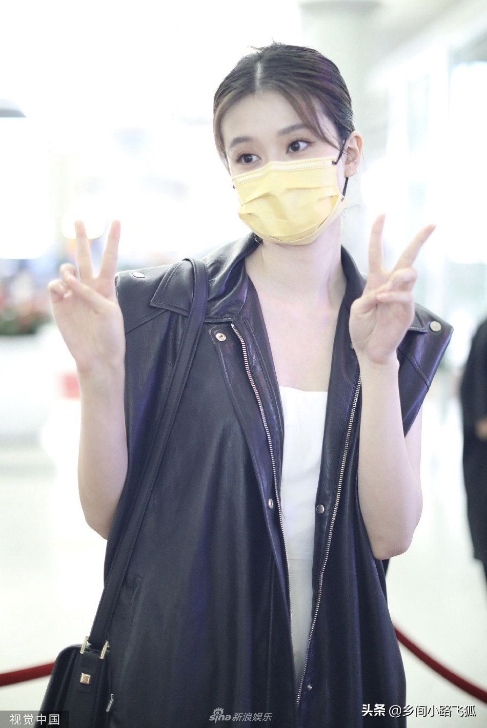 乔欣现身机场口罩遮面 穿黑色皮马甲对镜比耶