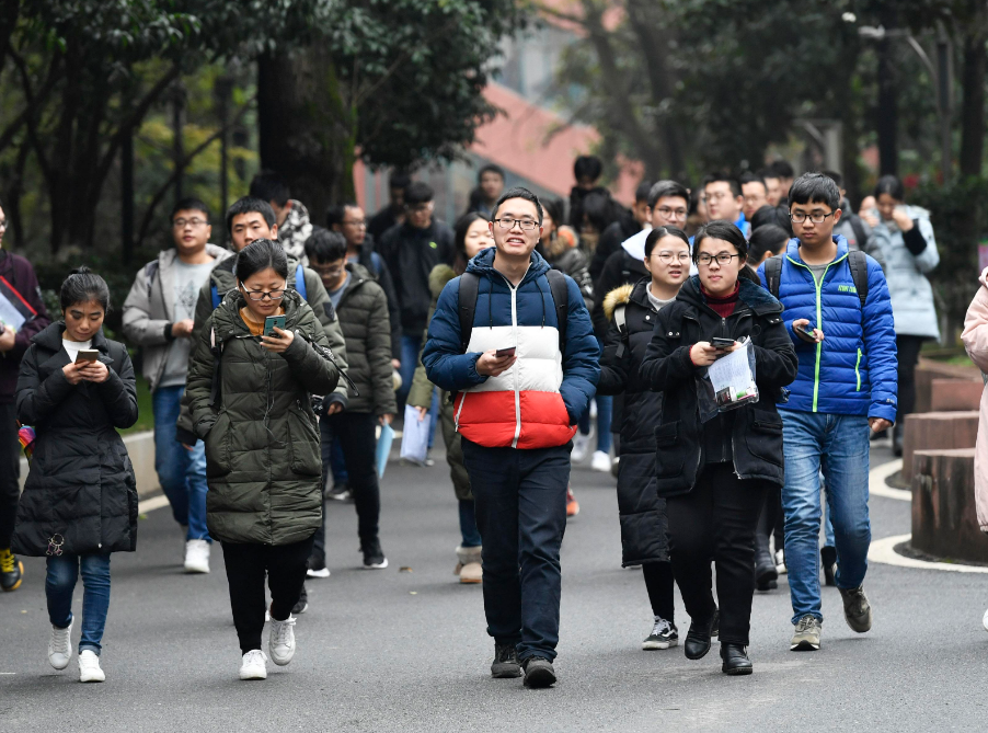 2022研究生又遇“拦路虎”，学费恐成大麻烦，部分专硕高达31.8万