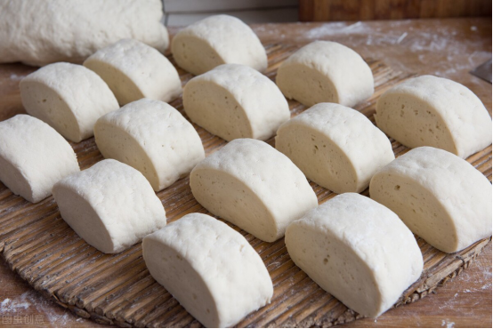 蒸馒头发面时,别只会放酵母,记住4个窍门,面发得又快又好