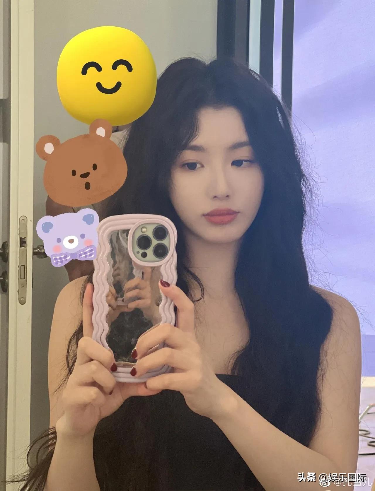 孔雪儿晒对镜自拍 一头波浪卷发量惊人