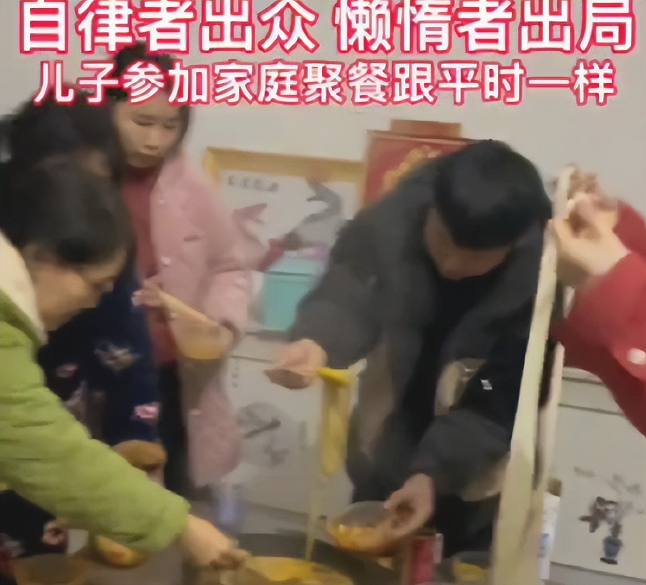 高中母亲骄傲晒儿子“学习照”，满心等表扬，却意外受嘲：不合群