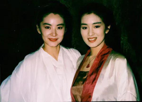 大光明盘发也能艳压群芳，这些“梳平专业户”，个个骨相好气质佳