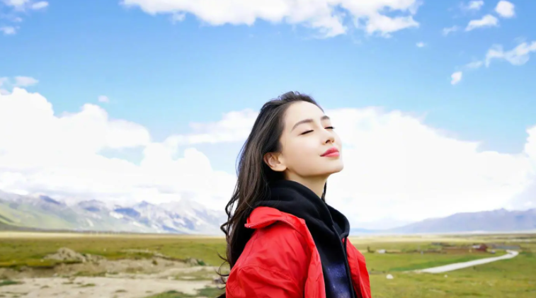 杨颖路过上海展览中心,说是她结婚的地方,与黄晓明的往事被重提