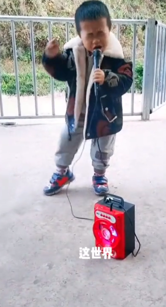 “未来歌神”：6岁农村萌娃“戏精附体”，靠模仿对口型唱歌走红