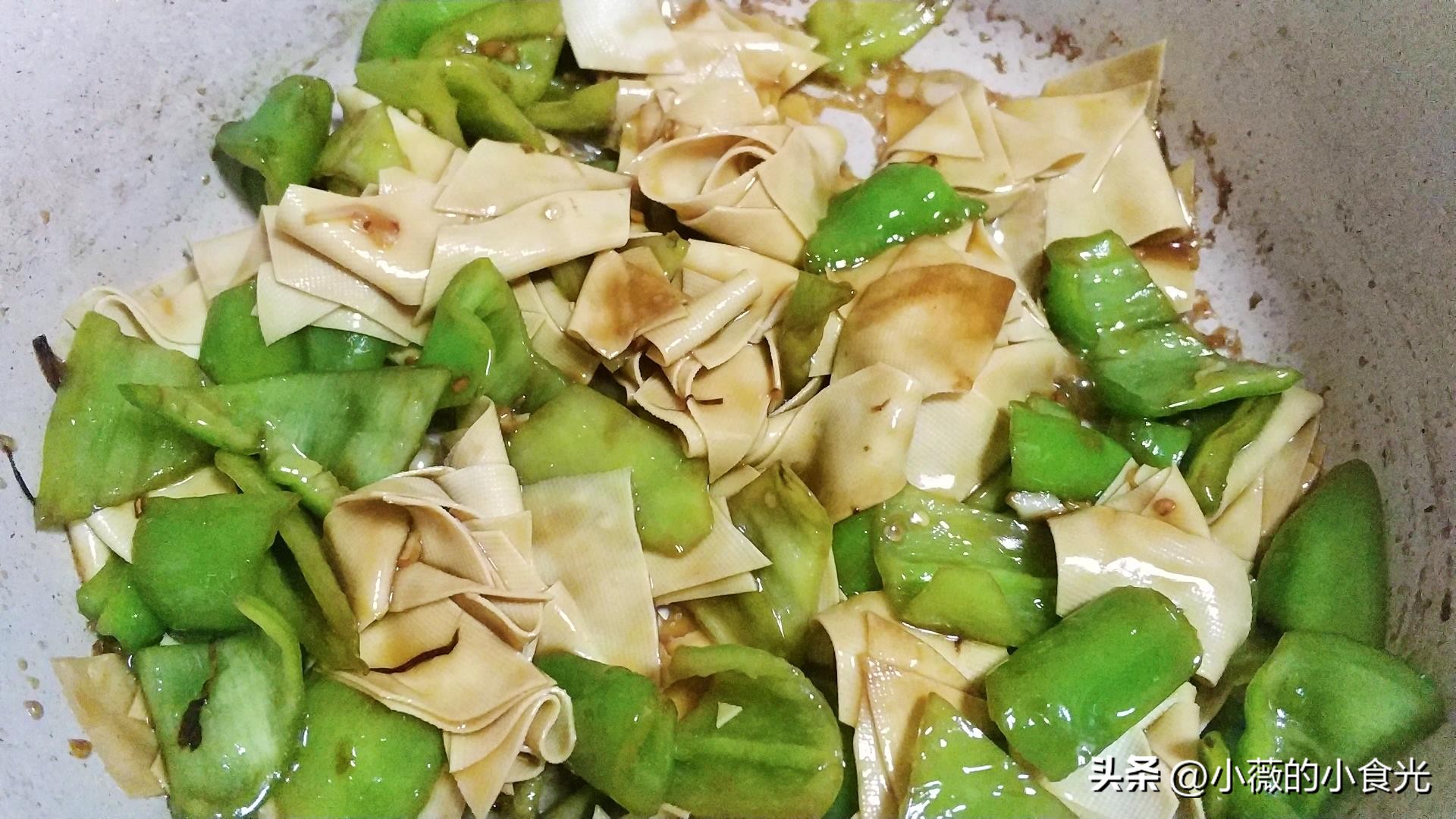 豆腐皮怎么炒（尖椒炒豆腐皮要想好吃，多这一步很关键！豆腐皮软嫩鲜香特下饭）